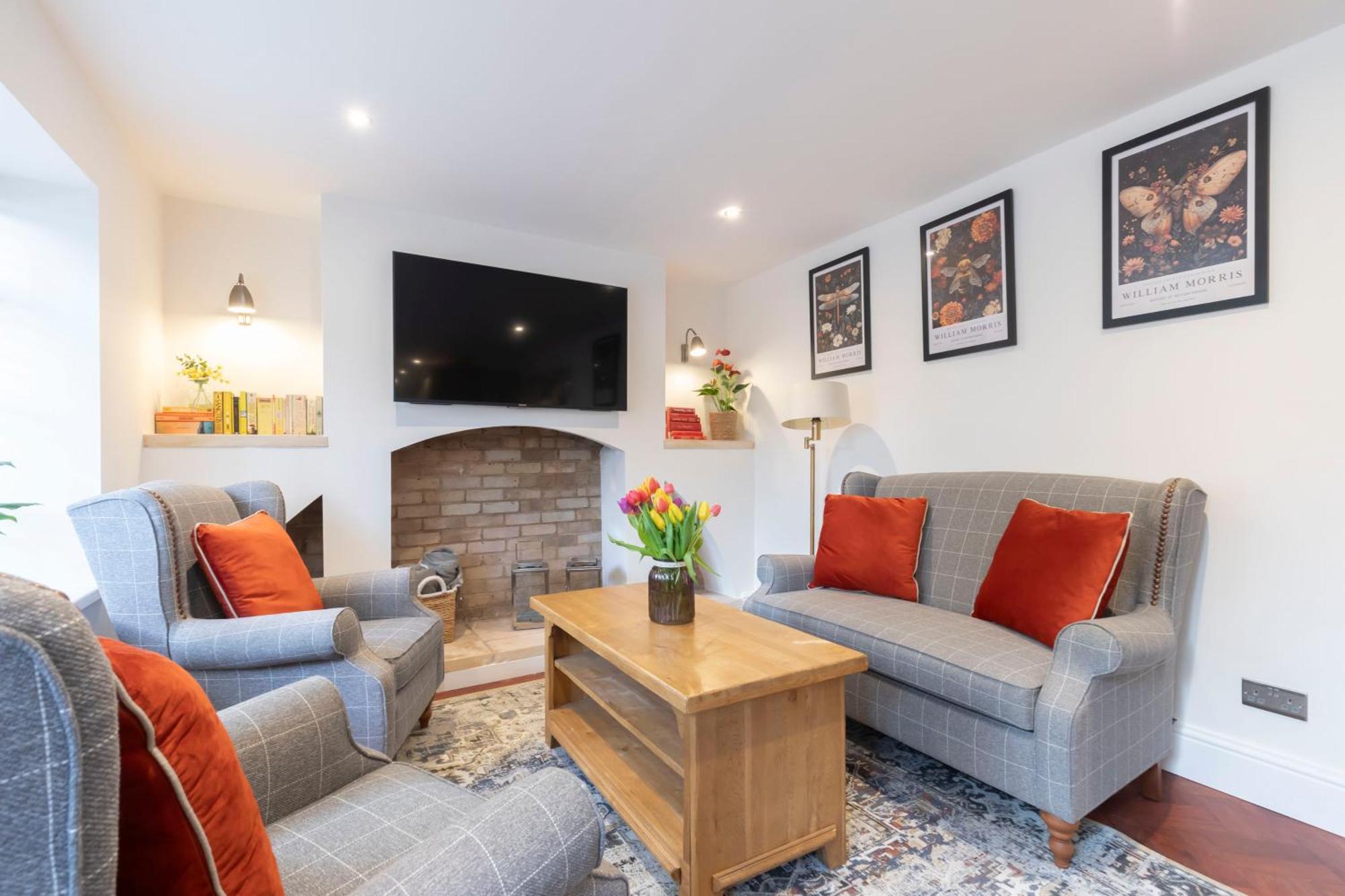 Charming Two Bedroom In Fairview Apartment *