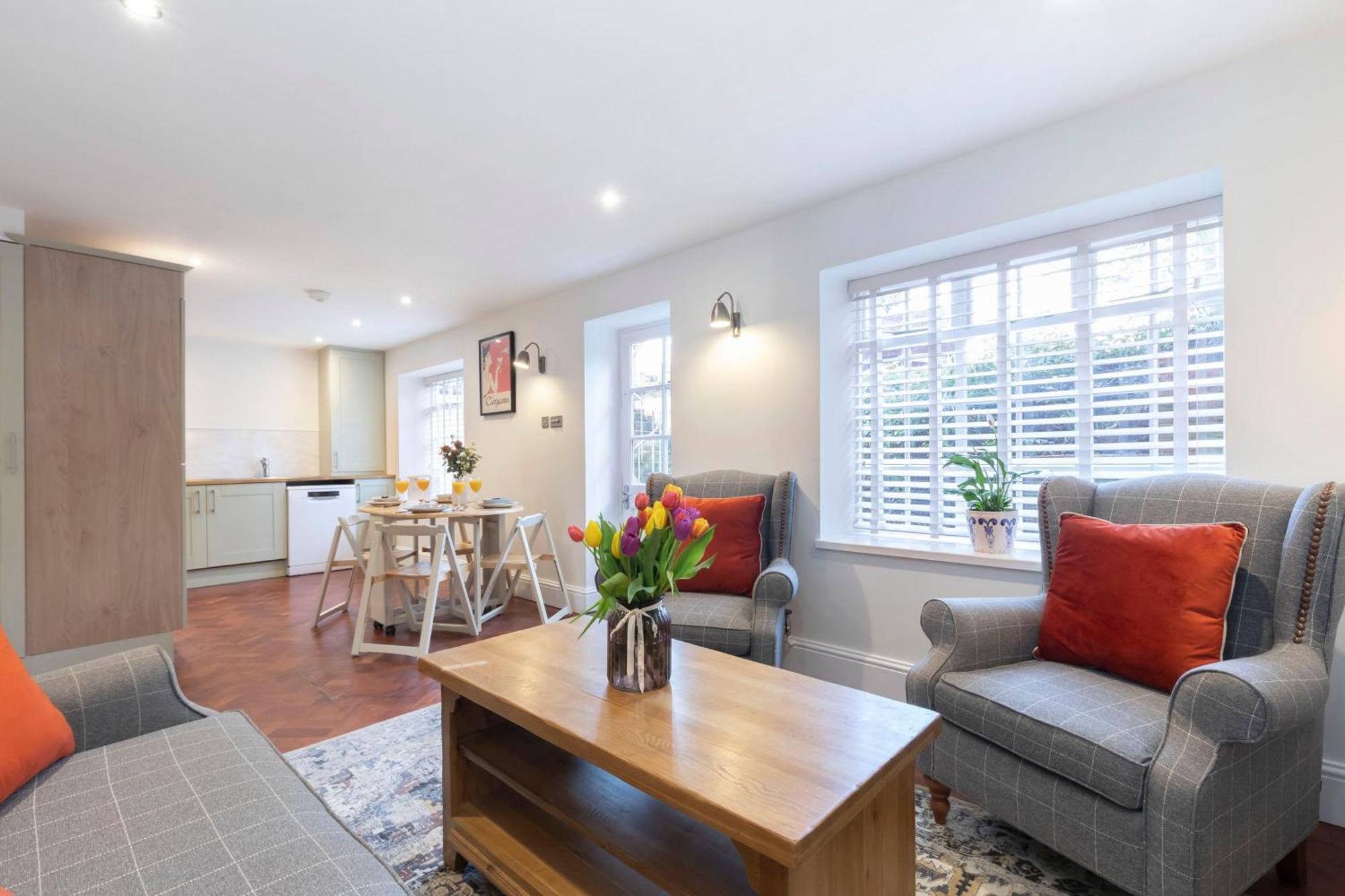 Apartment Charming Two Bedroom In Fairview *
