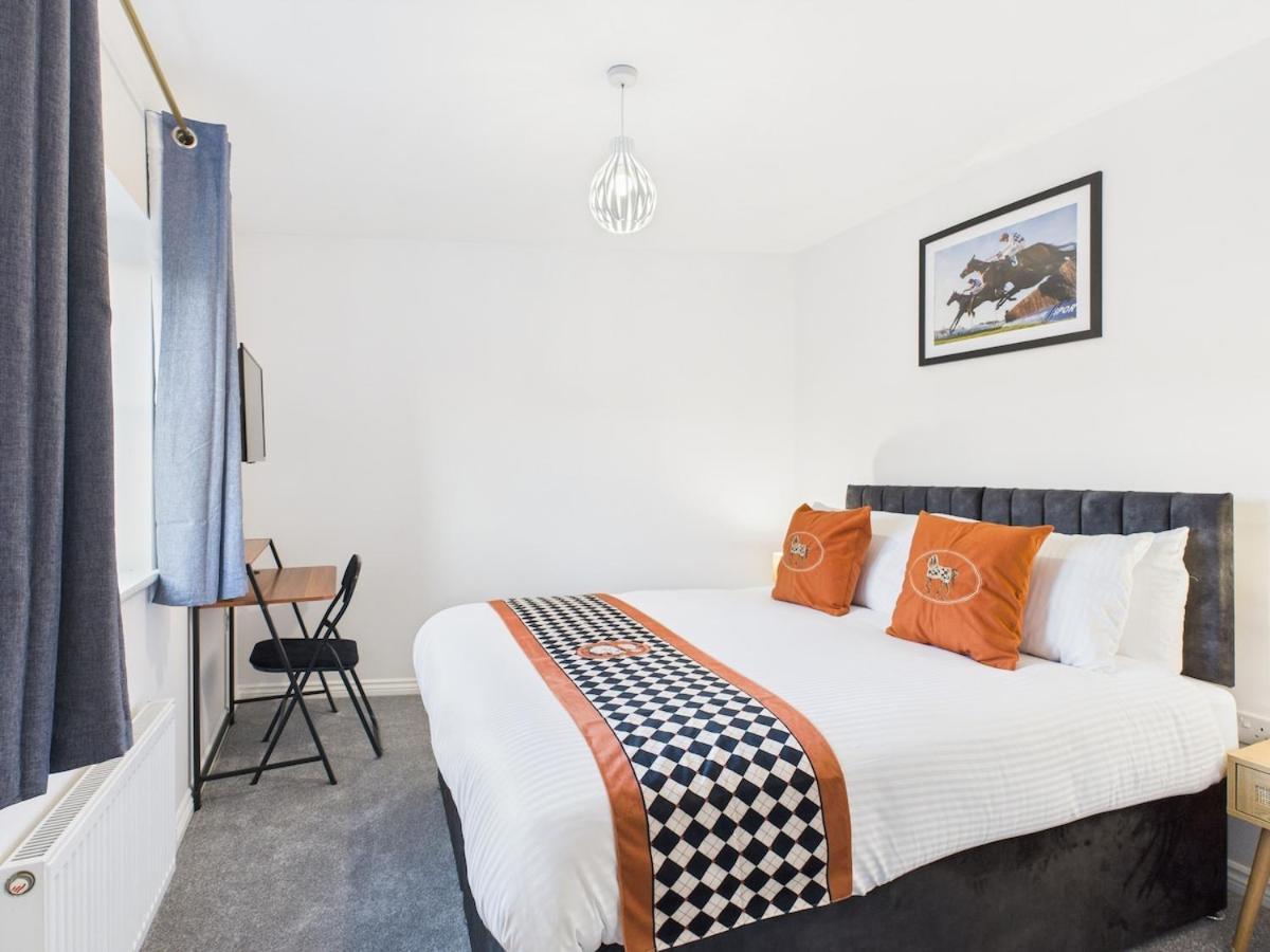 New Prestbury Place By Signature - 5 Bedroom House Near Racecourse Holiday home