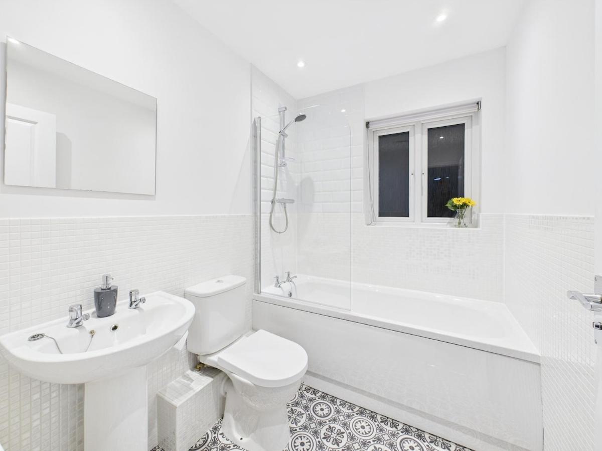 New Prestbury Place By Signature - 5 Bedroom House Near Racecourse Holiday home Cheltenham
