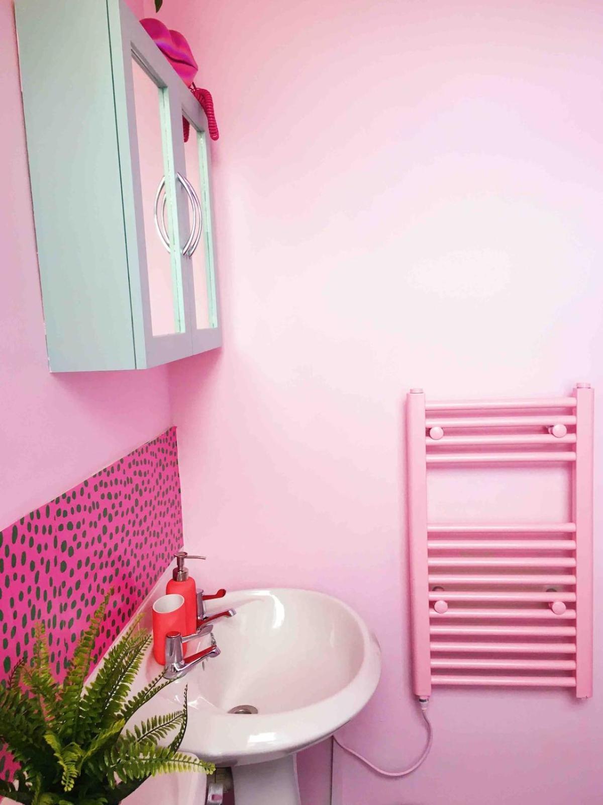 Colourful Close To Town Centre Apartment *