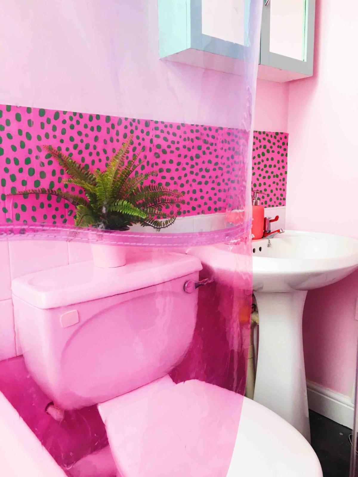 Colourful Close To Town Centre Apartment *