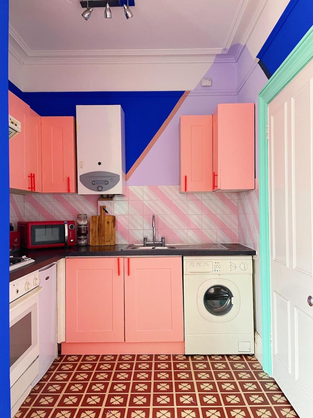 Colourful Close To Town Centre * Cheltenham