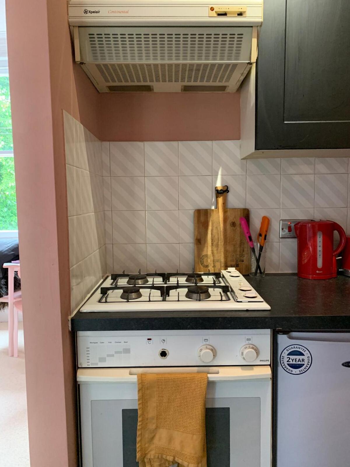 Colourful Close To Town Centre Apartment Cheltenham