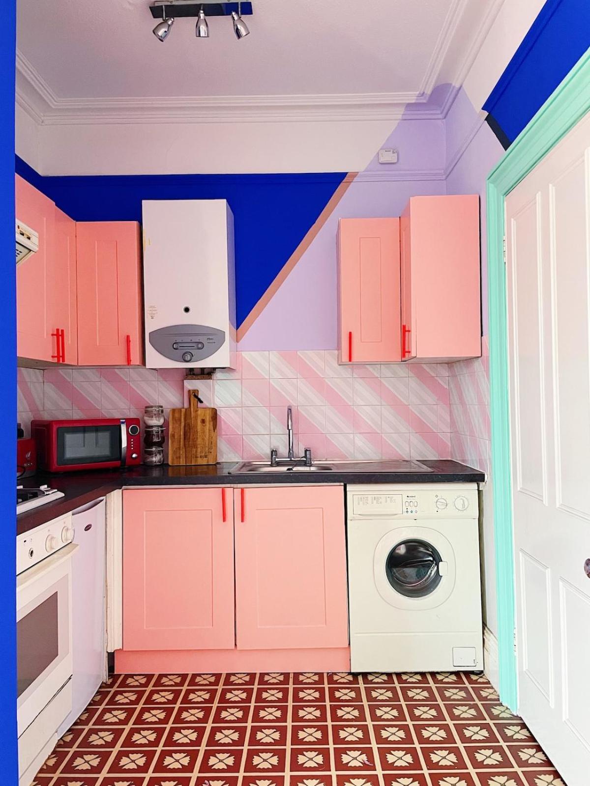 Colourful Close To Town Centre Apartment *