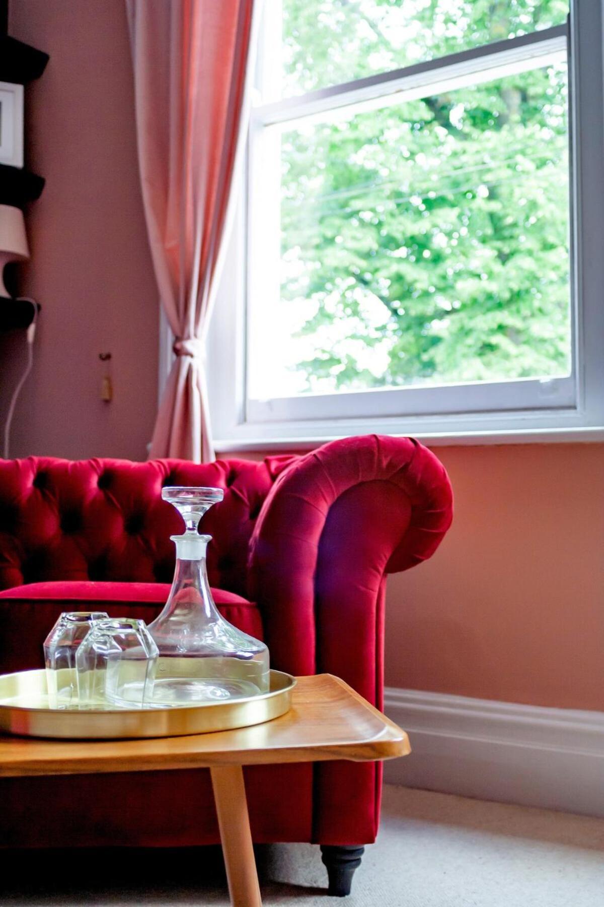 Colourful Close To Town Centre Apartment *