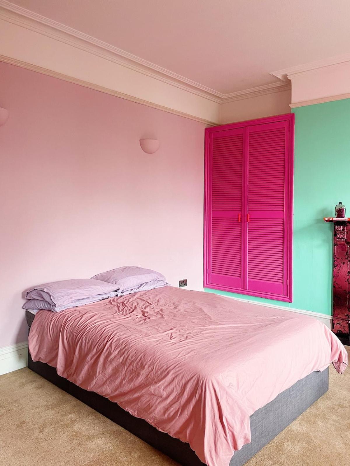 Colourful Close To Town Centre Apartment *
