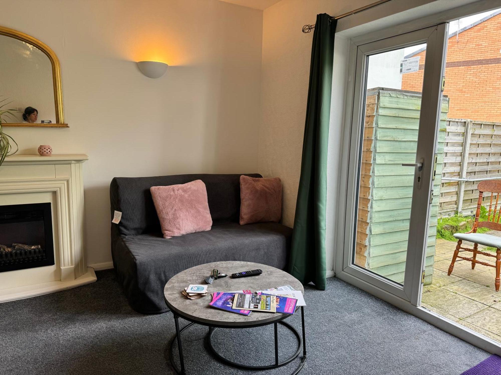 Holiday home Comfortable Away From Home, Spacious 2 Bedroom Town House,self Catering, Free Parking, Walking Distance To Town Centre Cheltenham