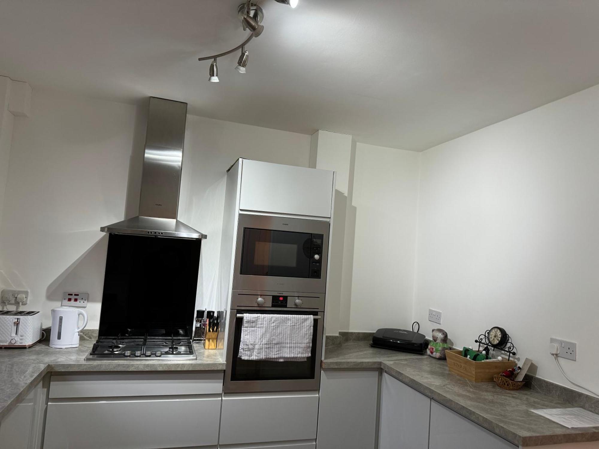 Comfortable Away From Home, Spacious 2 Bedroom Town House,self Catering, Free Parking, Walking Distance To Town Centre