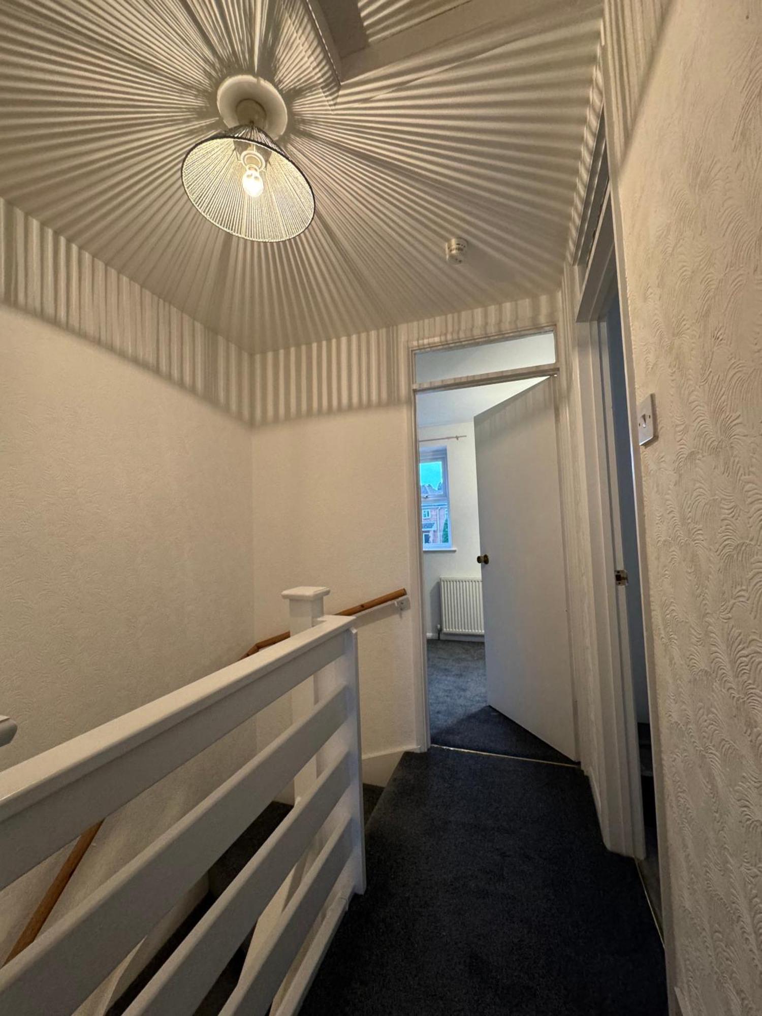 Comfortable Away From Home, Spacious 2 Bedroom Town House,self Catering, Free Parking, Walking Distance To Town Centre Holiday home