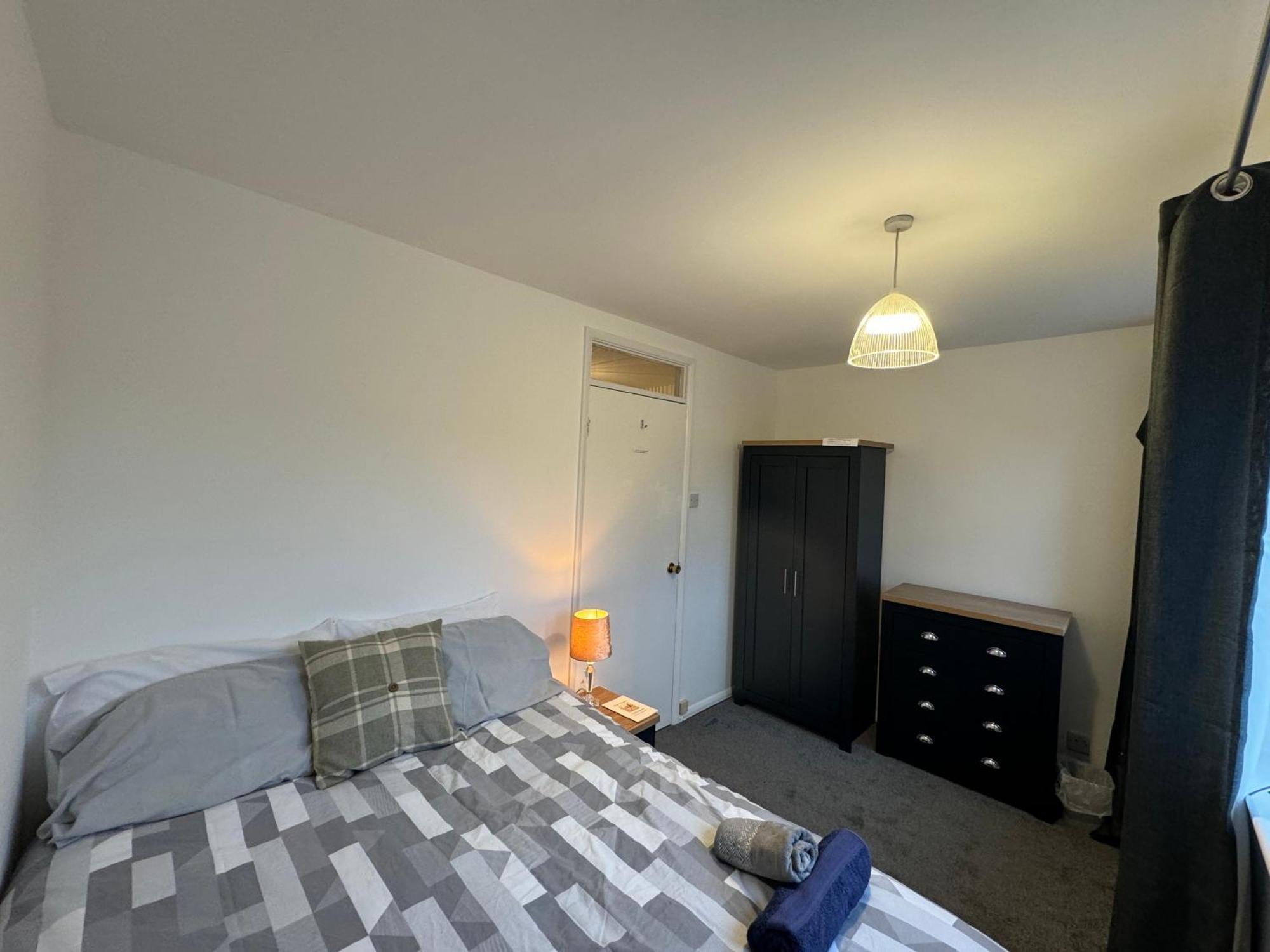 Comfortable Away From Home, Spacious 2 Bedroom Town House,self Catering, Free Parking, Walking Distance To Town Centre *