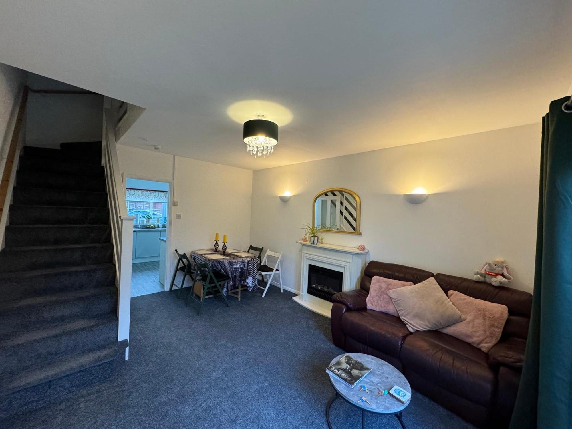 Comfortable Away From Home, Spacious 2 Bedroom Town House,self Catering, Free Parking, Walking Distance To Town Centre