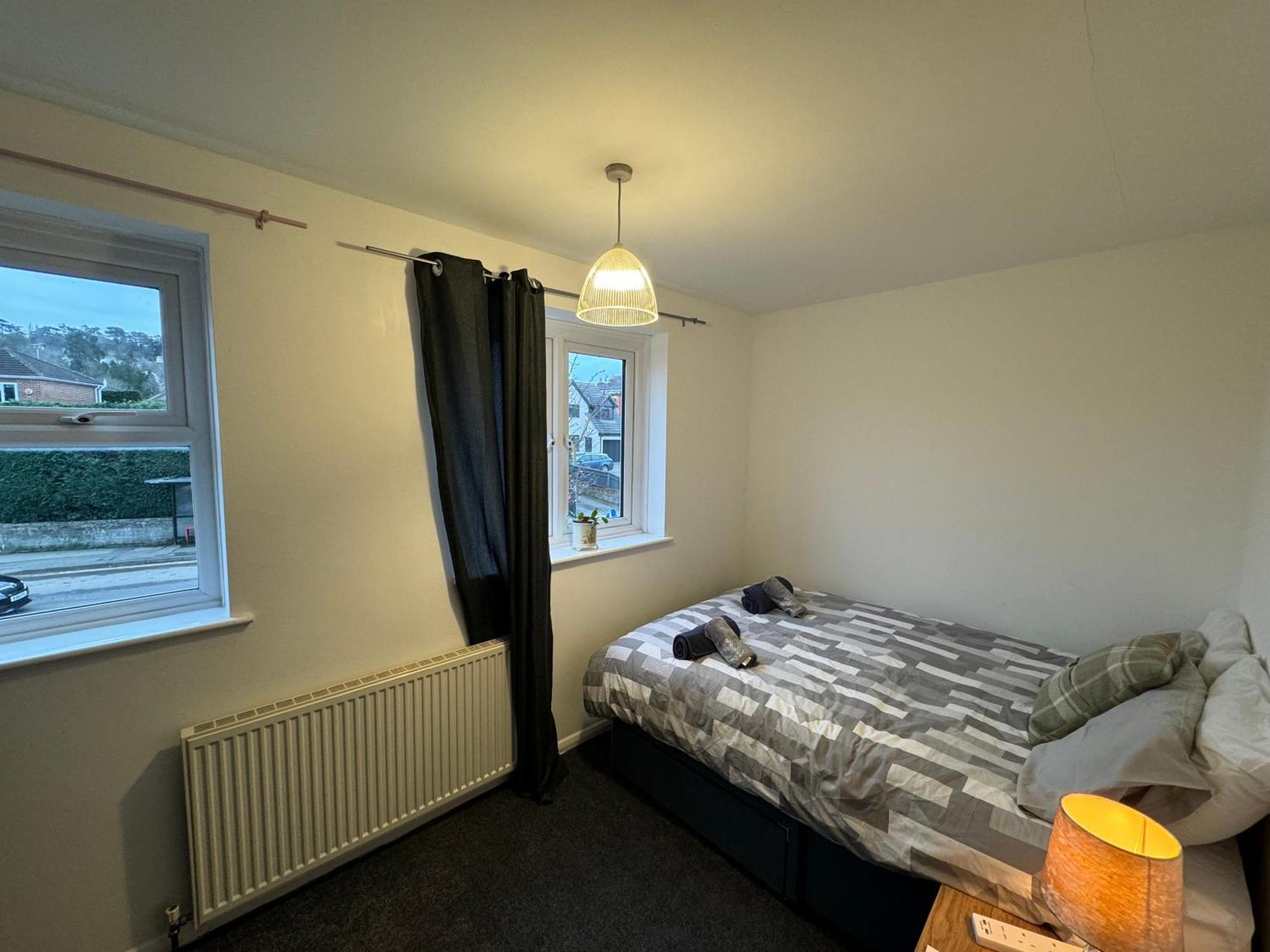 Comfortable Away From Home, Spacious 2 Bedroom Town House,self Catering, Free Parking, Walking Distance To Town Centre Holiday home