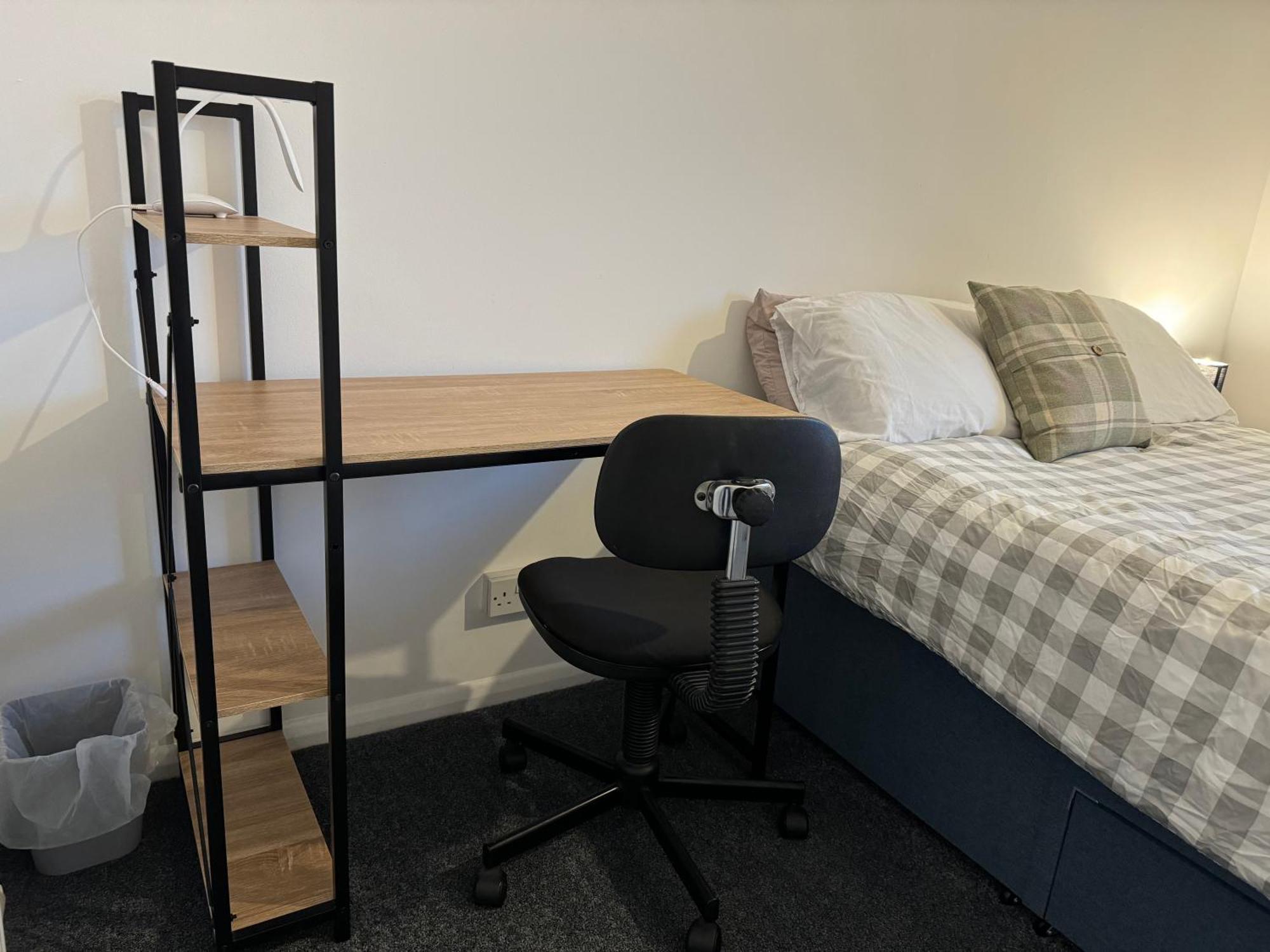 Comfortable Away From Home, Spacious 2 Bedroom Town House,self Catering, Free Parking, Walking Distance To Town Centre Holiday home *