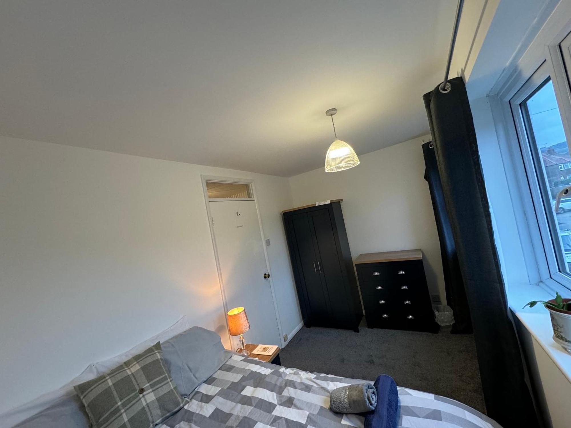 Comfortable Away From Home, Spacious 2 Bedroom Town House,self Catering, Free Parking, Walking Distance To Town Centre