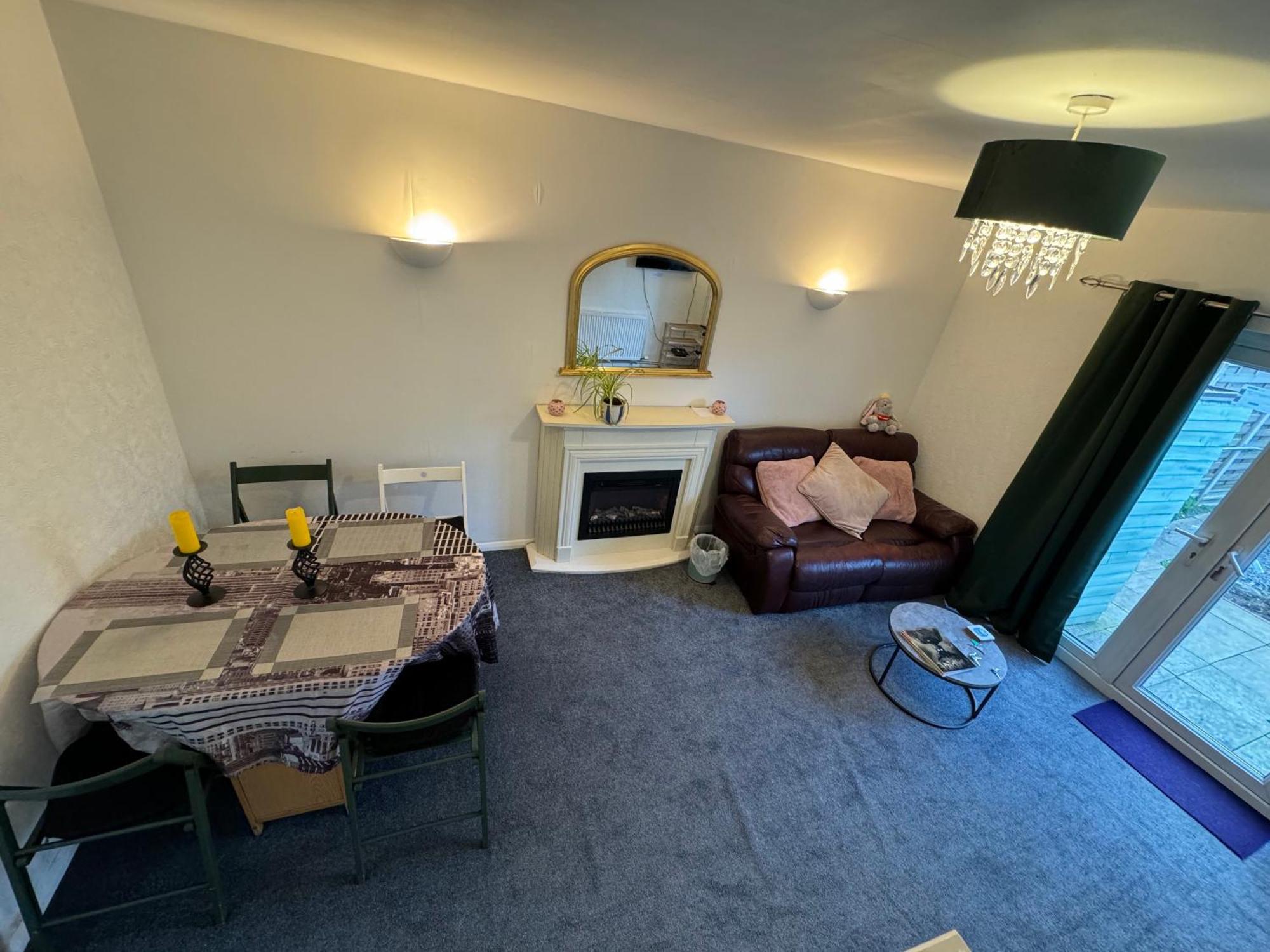 Comfortable Away From Home, Spacious 2 Bedroom Town House,self Catering, Free Parking, Walking Distance To Town Centre Holiday home