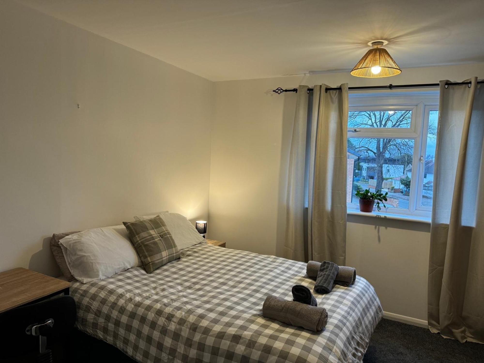 Comfortable Away From Home, Spacious 2 Bedroom Town House,self Catering, Free Parking, Walking Distance To Town Centre Holiday home *