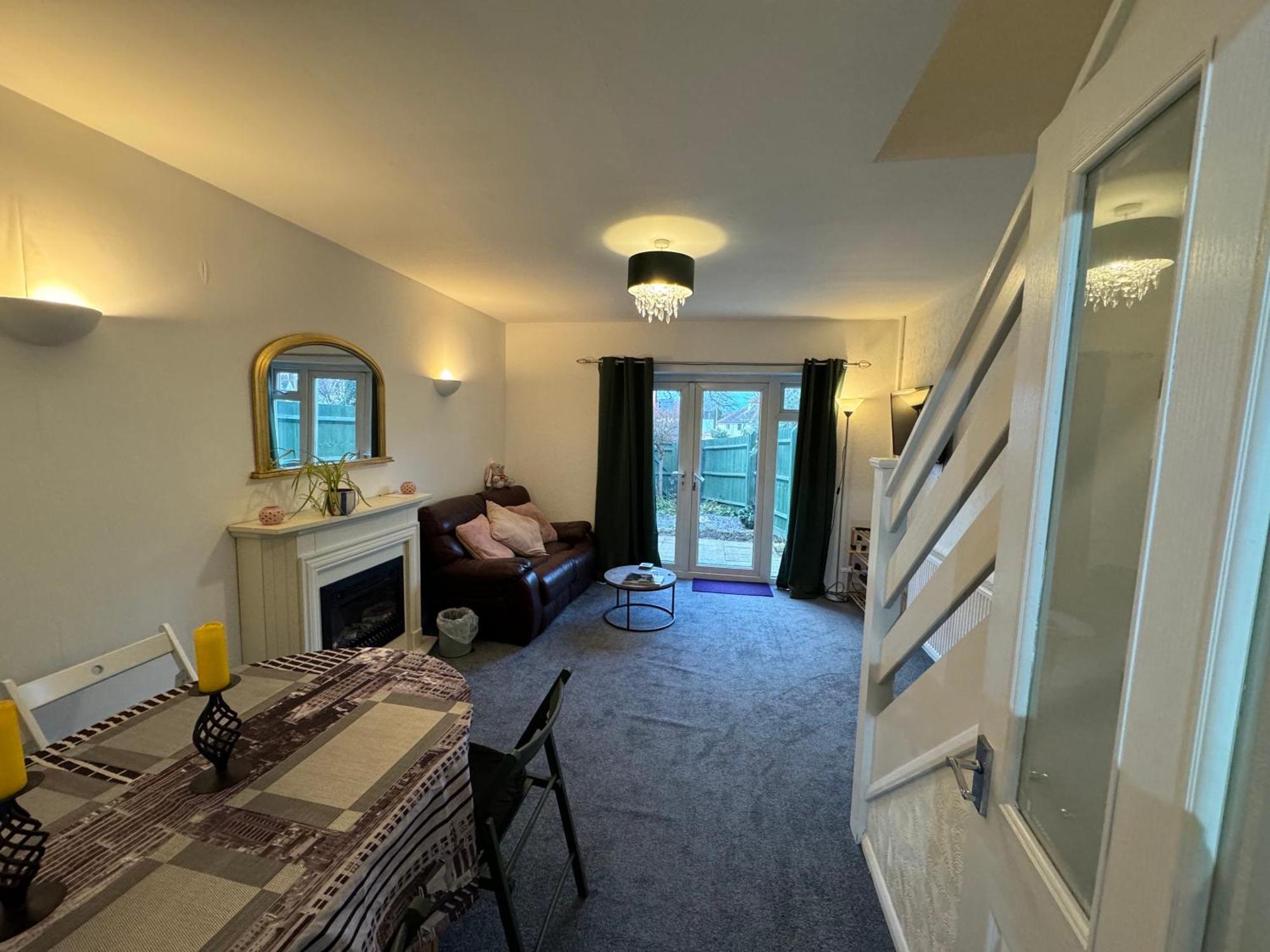 Comfortable Away From Home, Spacious 2 Bedroom Town House,self Catering, Free Parking, Walking Distance To Town Centre Cheltenham
