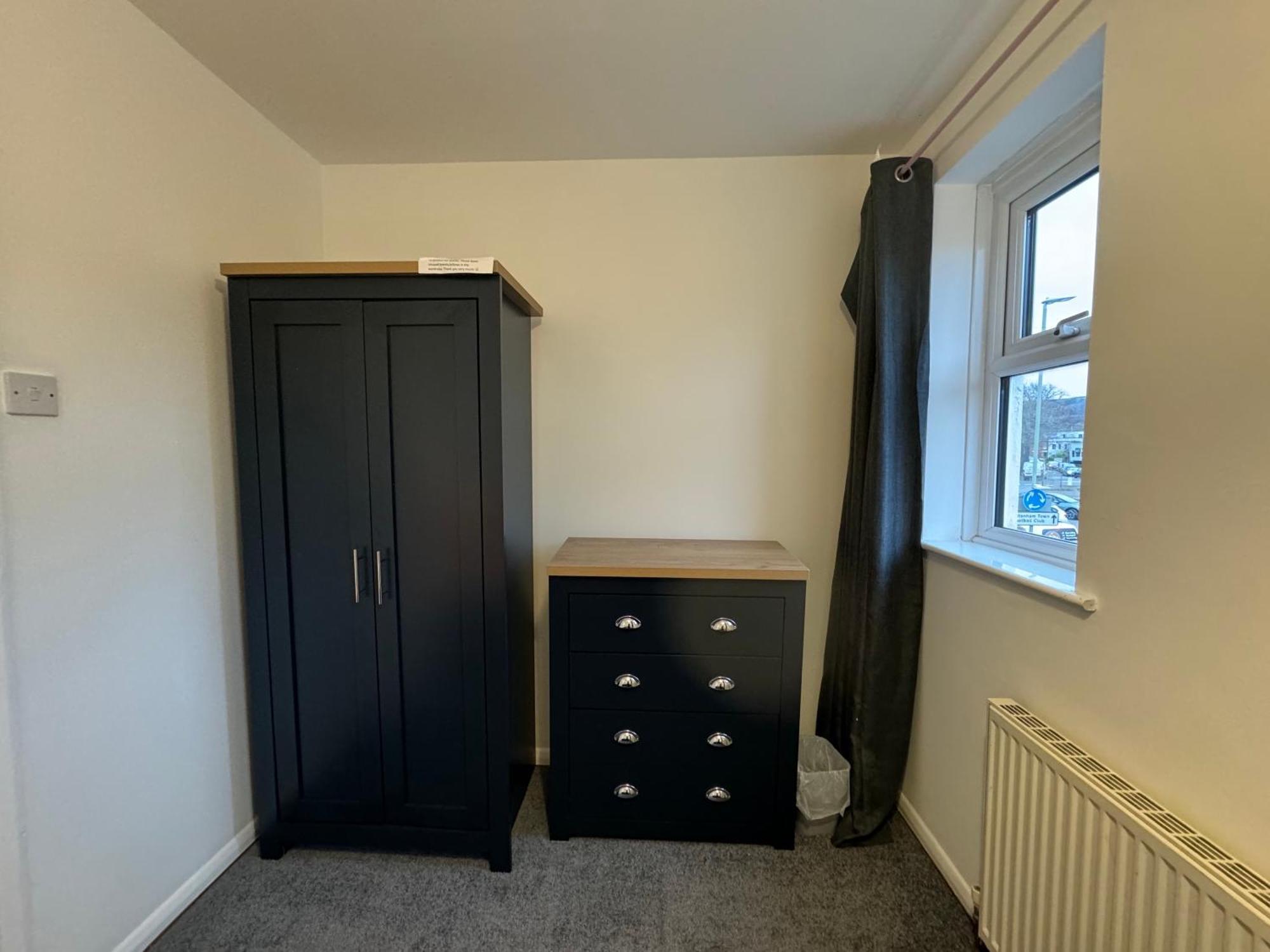 Comfortable Away From Home, Spacious 2 Bedroom Town House,self Catering, Free Parking, Walking Distance To Town Centre