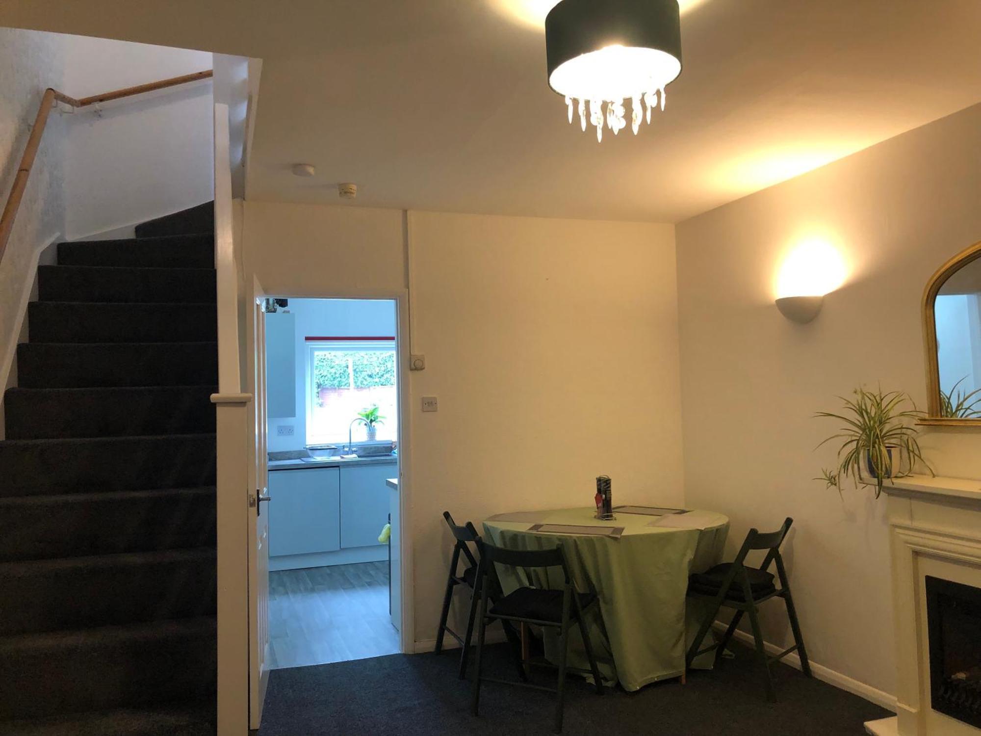 Comfortable Away From Home, Spacious 2 Bedroom Town House,self Catering, Free Parking, Walking Distance To Town Centre Cheltenham