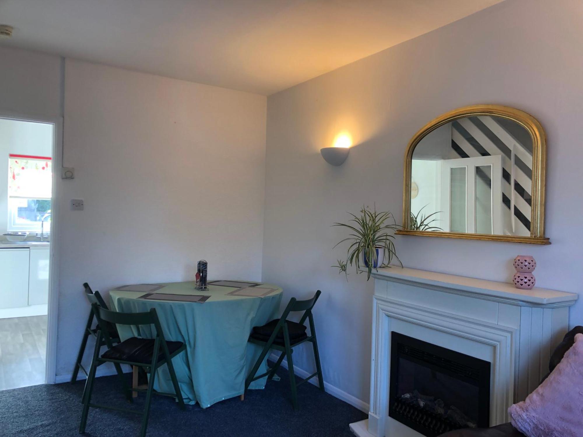 Comfortable Away From Home, Spacious 2 Bedroom Town House,self Catering, Free Parking, Walking Distance To Town Centre *