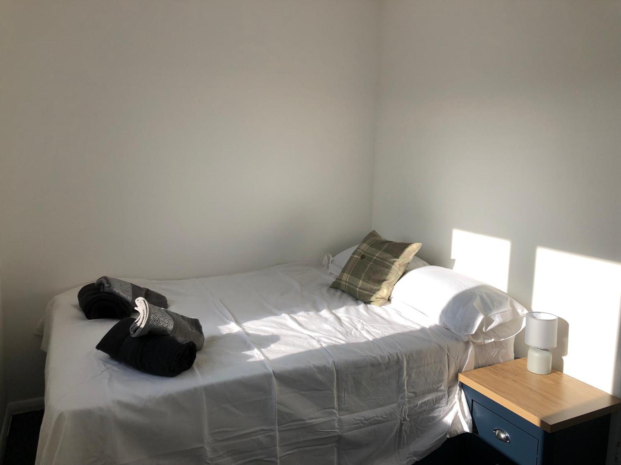 Comfortable Away From Home, Spacious 2 Bedroom Town House,self Catering, Free Parking, Walking Distance To Town Centre Holiday home