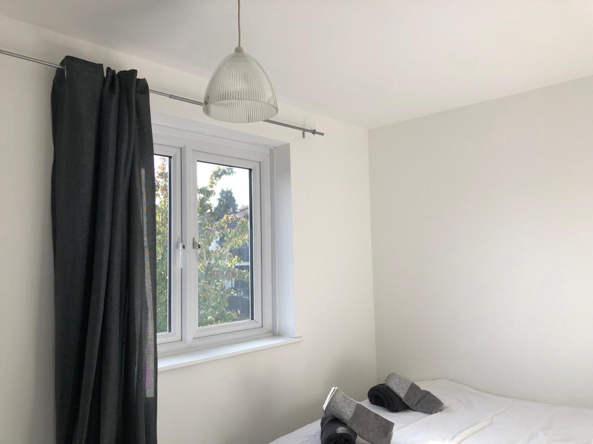 Comfortable Away From Home, Spacious 2 Bedroom Town House,self Catering, Free Parking, Walking Distance To Town Centre Holiday home *