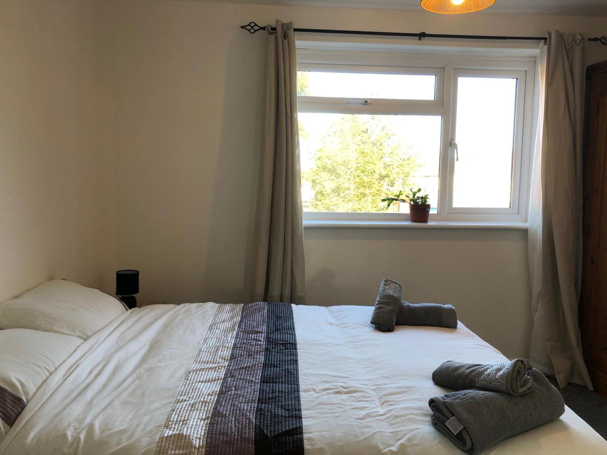Comfortable Away From Home, Spacious 2 Bedroom Town House,self Catering, Free Parking, Walking Distance To Town Centre Holiday home