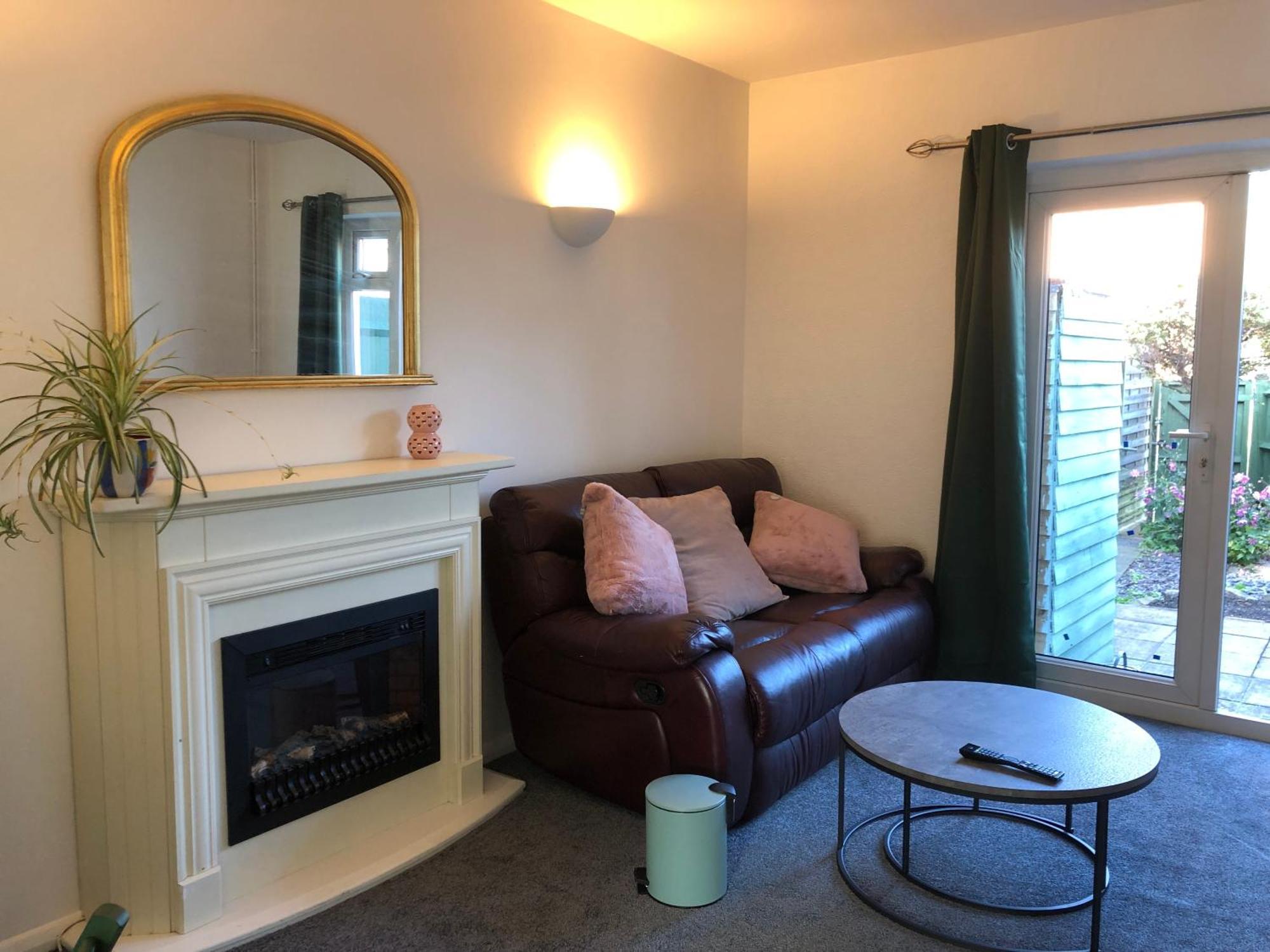 Holiday home Comfortable Away From Home, Spacious 2 Bedroom Town House,self Catering, Free Parking, Walking Distance To Town Centre *