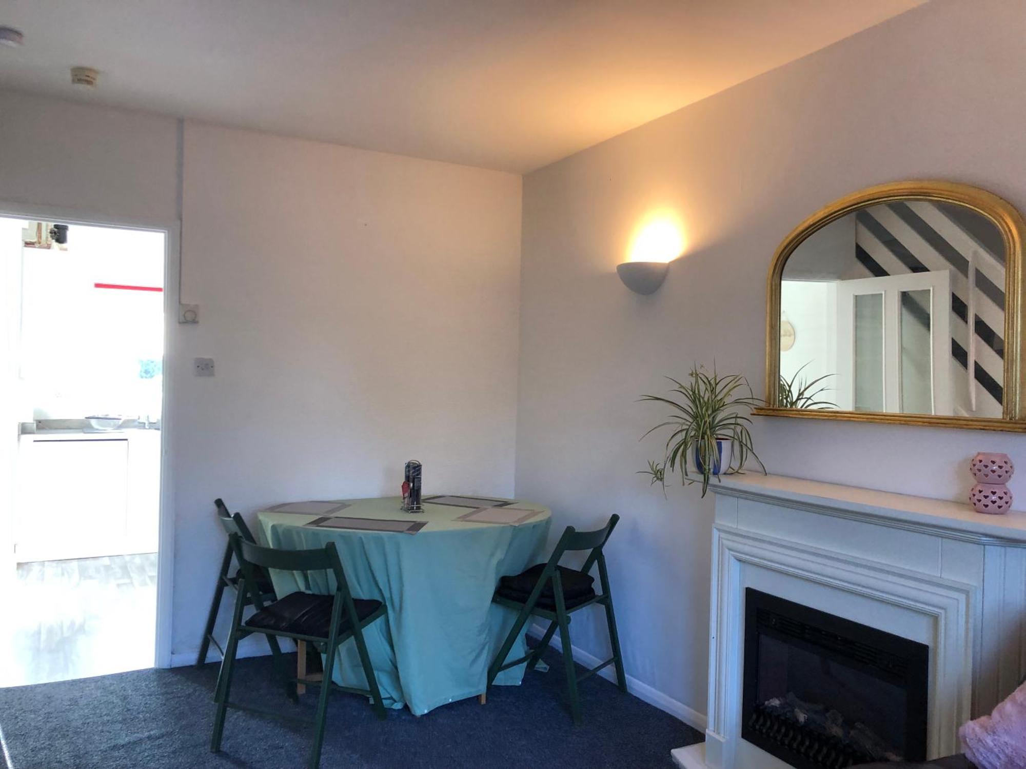 Comfortable Away From Home, Spacious 2 Bedroom Town House,self Catering, Free Parking, Walking Distance To Town Centre Holiday home