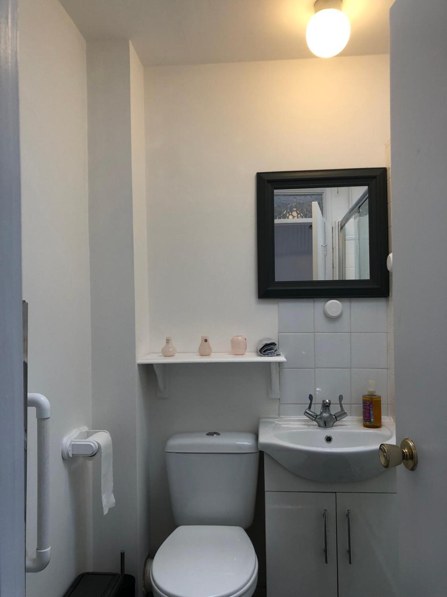 Comfortable Away From Home, Spacious 2 Bedroom Town House,self Catering, Free Parking, Walking Distance To Town Centre * Cheltenham