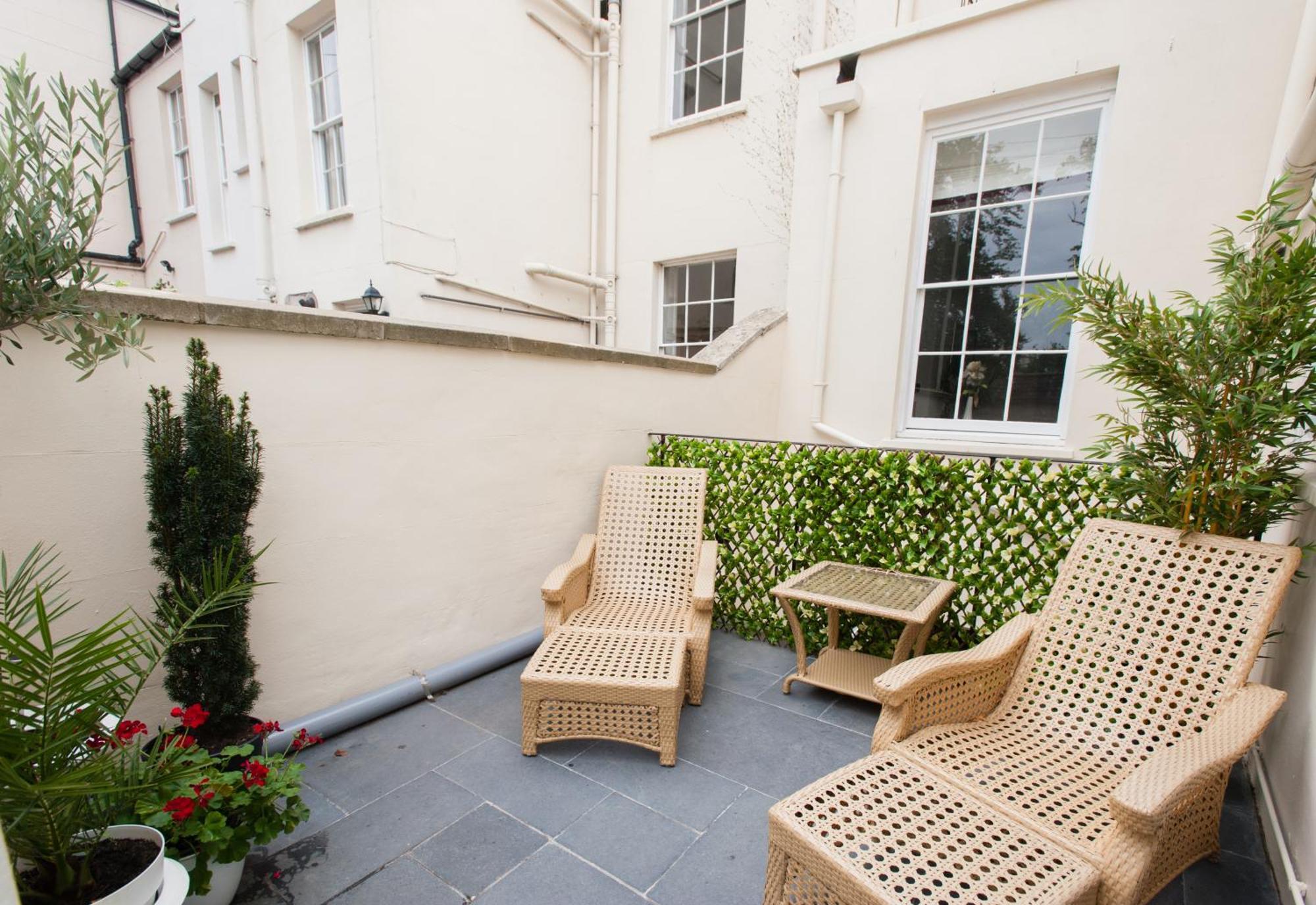 Guest house Town Centre Luxury In 21a, 21b And 21c Montpellier Terrace Available Separately Or Together, Amazing Location Opposite Montpellier Gardens *