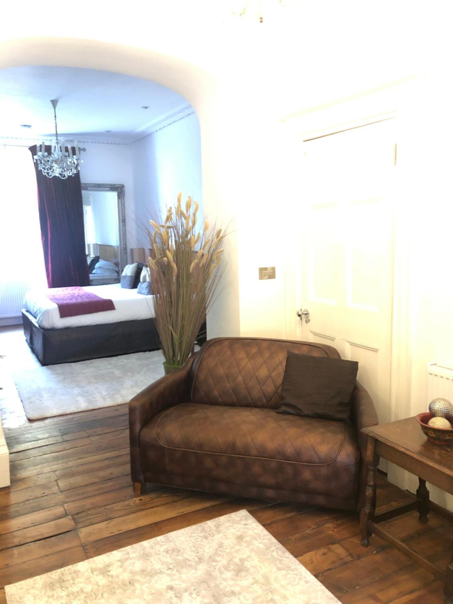 Guest house Town Centre Luxury In 21a, 21b And 21c Montpellier Terrace Available Separately Or Together, Amazing Location Opposite Montpellier Gardens