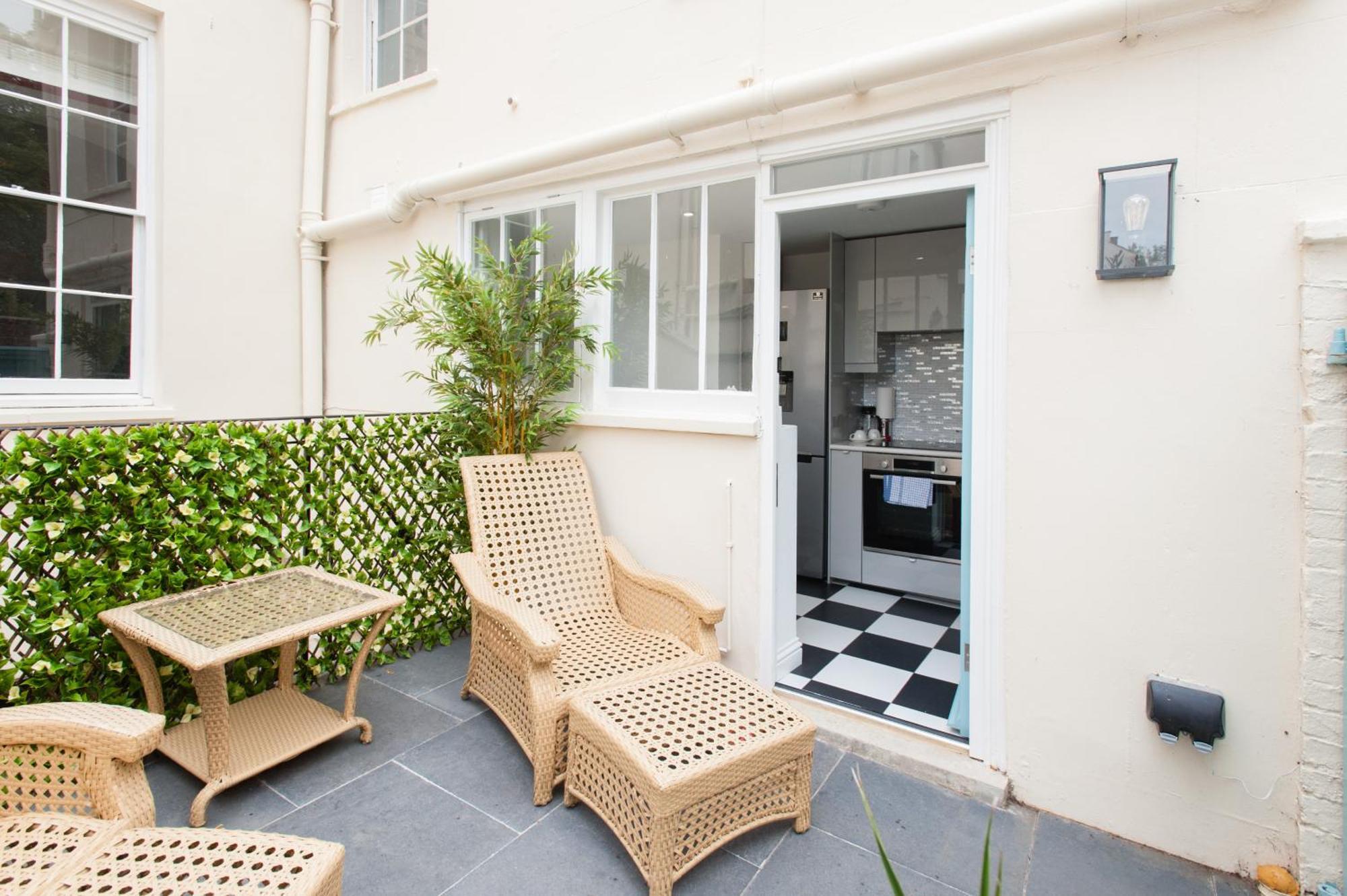 Guest house Town Centre Luxury In 21a, 21b And 21c Montpellier Terrace Available Separately Or Together, Amazing Location Opposite Montpellier Gardens *