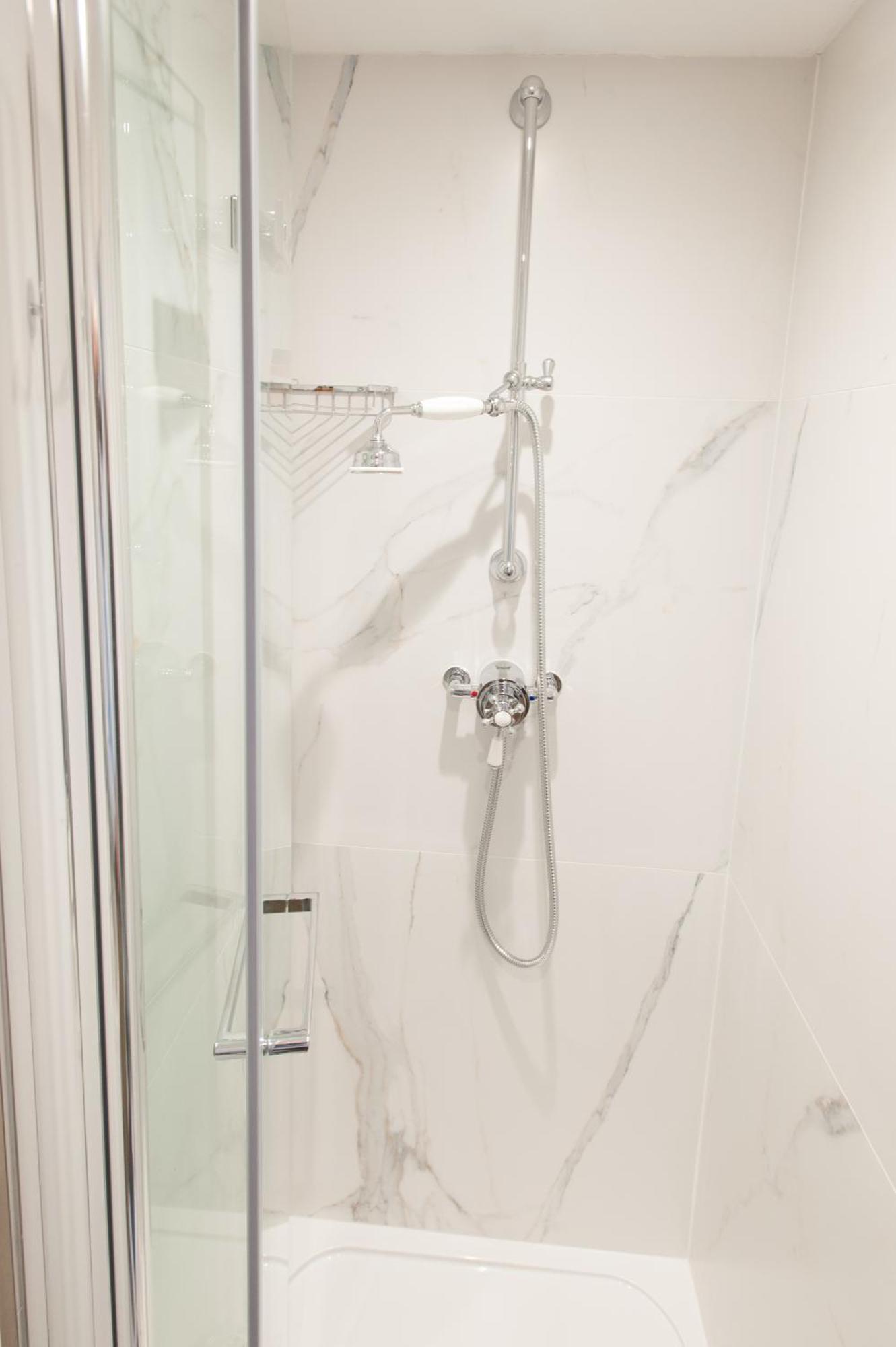 Guest house Town Centre Luxury In 21a, 21b And 21c Montpellier Terrace Available Separately Or Together, Amazing Location Opposite Montpellier Gardens *