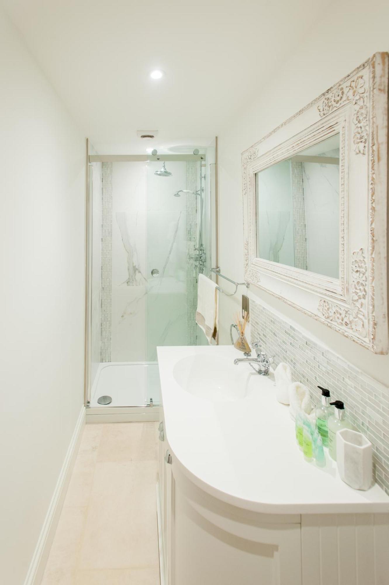 Town Centre Luxury In 21a, 21b And 21c Montpellier Terrace Available Separately Or Together, Amazing Location Opposite Montpellier Gardens Guest house *