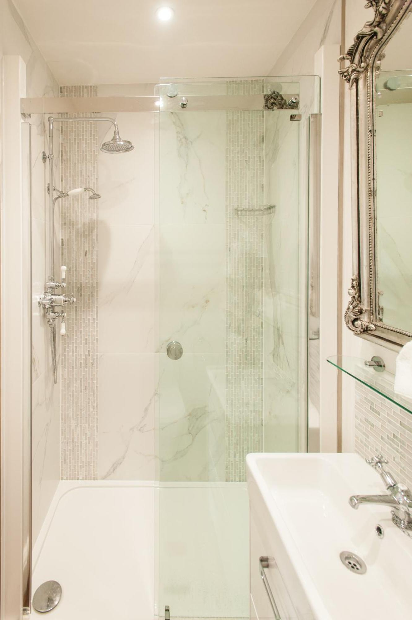Guest house Town Centre Luxury In 21a, 21b And 21c Montpellier Terrace Available Separately Or Together, Amazing Location Opposite Montpellier Gardens *