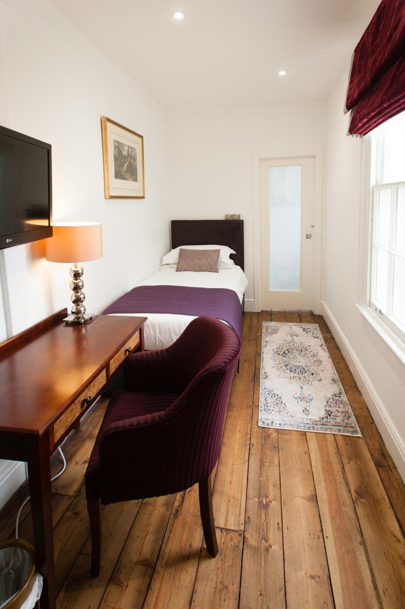 Guest house Town Centre Luxury In 21a, 21b And 21c Montpellier Terrace Available Separately Or Together, Amazing Location Opposite Montpellier Gardens *