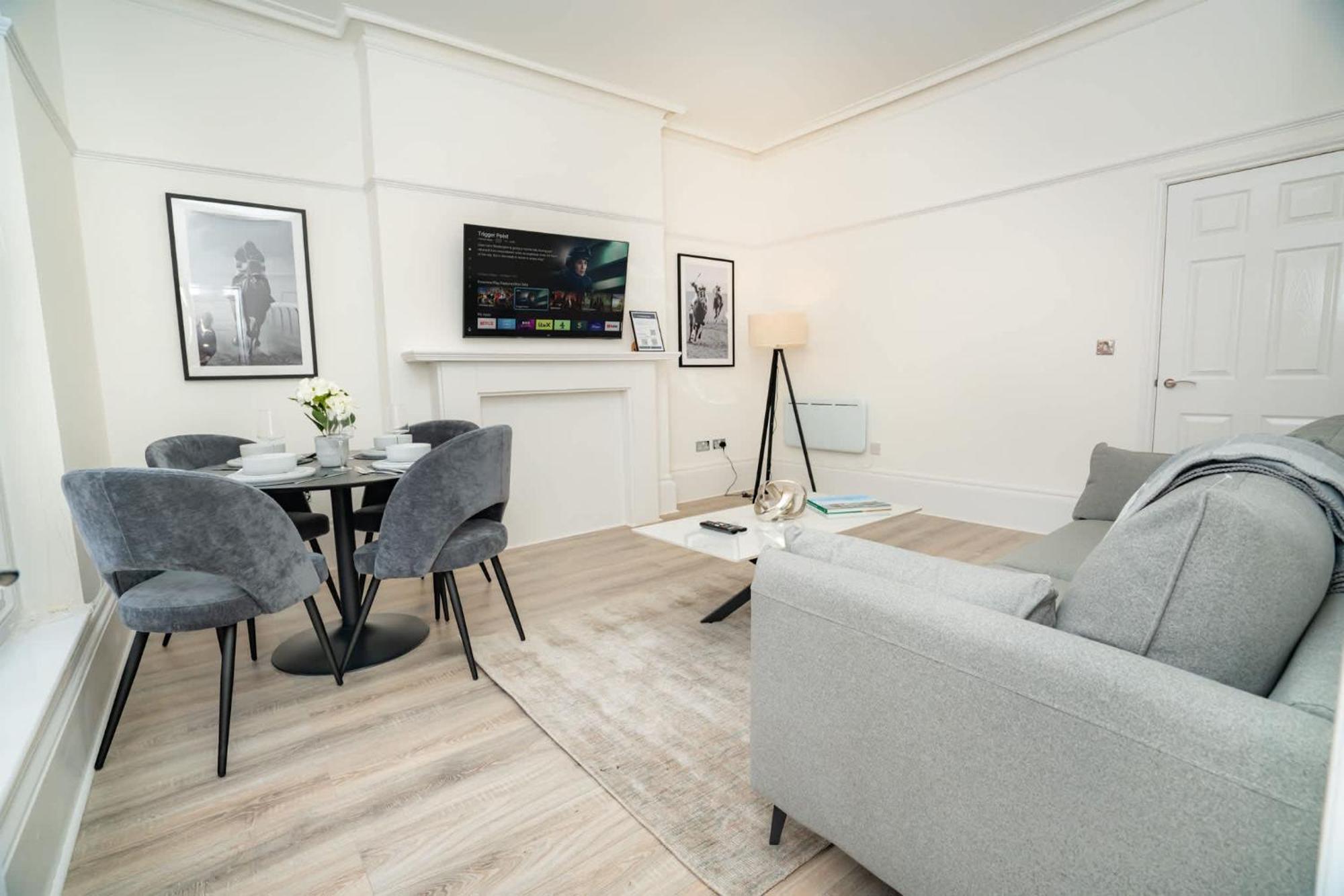 Elegant 1 Bedroom In Centre Apartment *