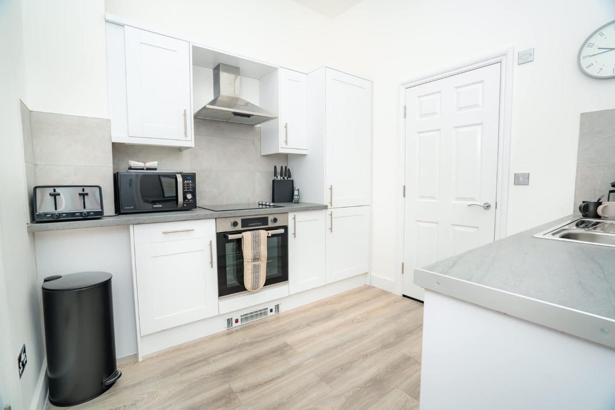 Elegant 1 Bedroom In Centre Apartment *