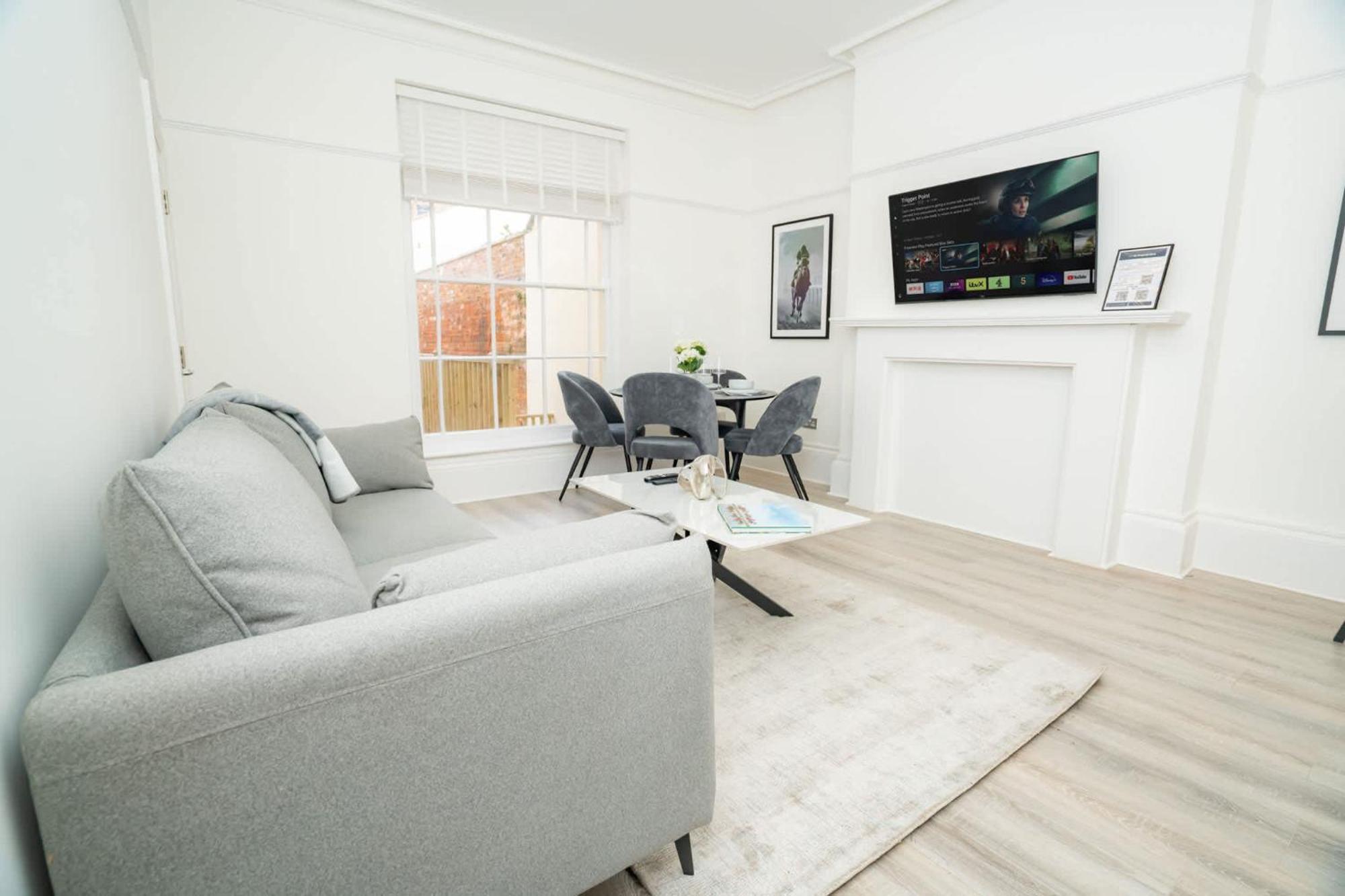 Elegant 1 Bedroom In Centre Apartment