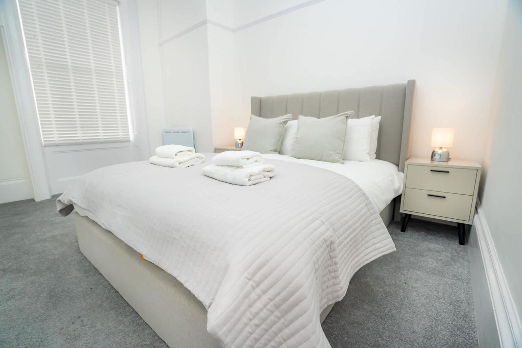Elegant 1 Bedroom In Centre Apartment *