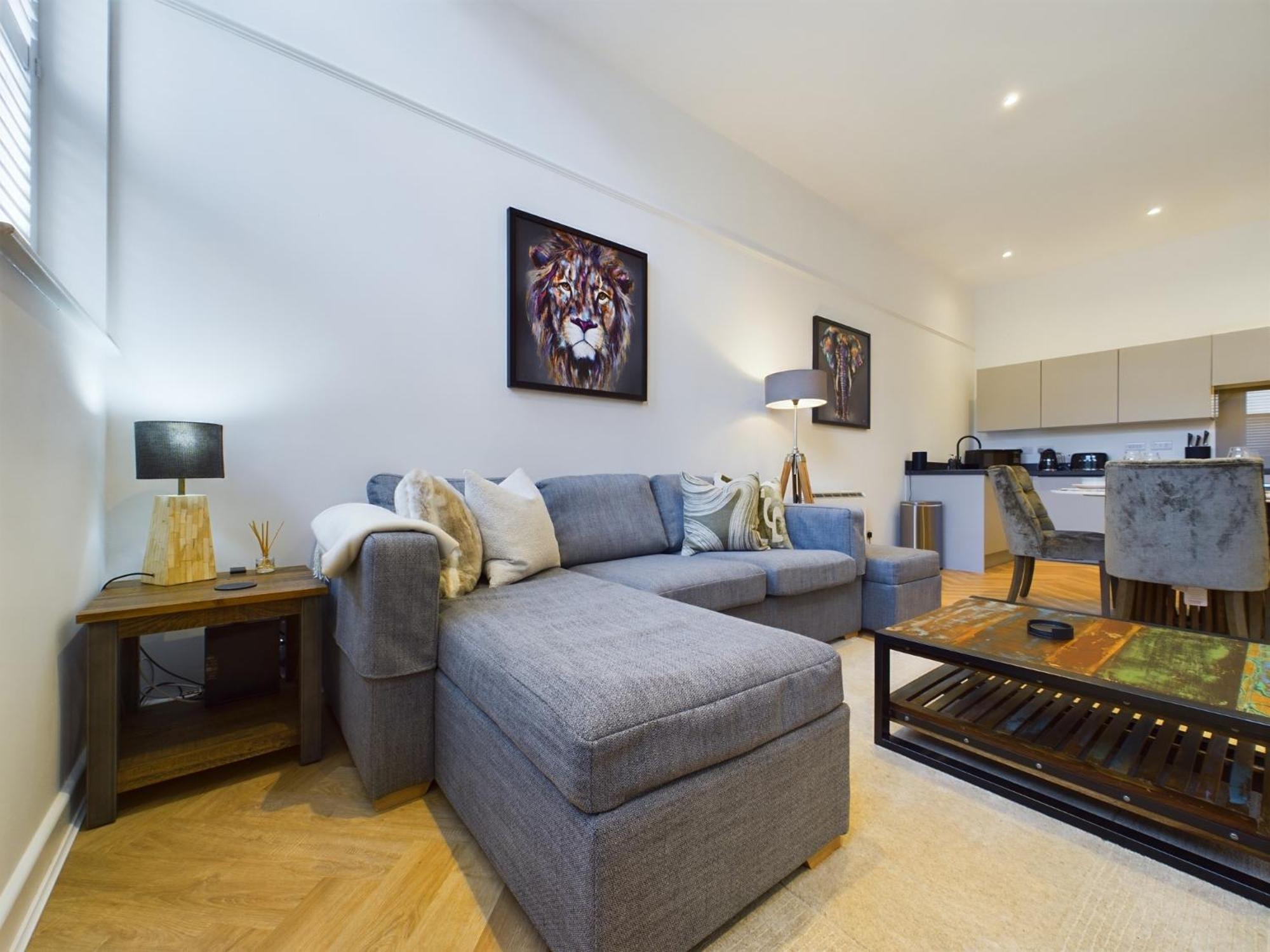 Luxury Town Centre 2-bed Chapel Conversion With Private Parking Holiday home Cheltenham