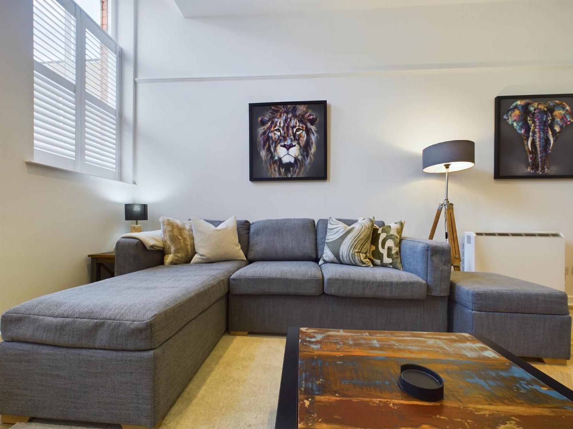 Luxury Town Centre 2-bed Chapel Conversion With Private Parking Holiday home