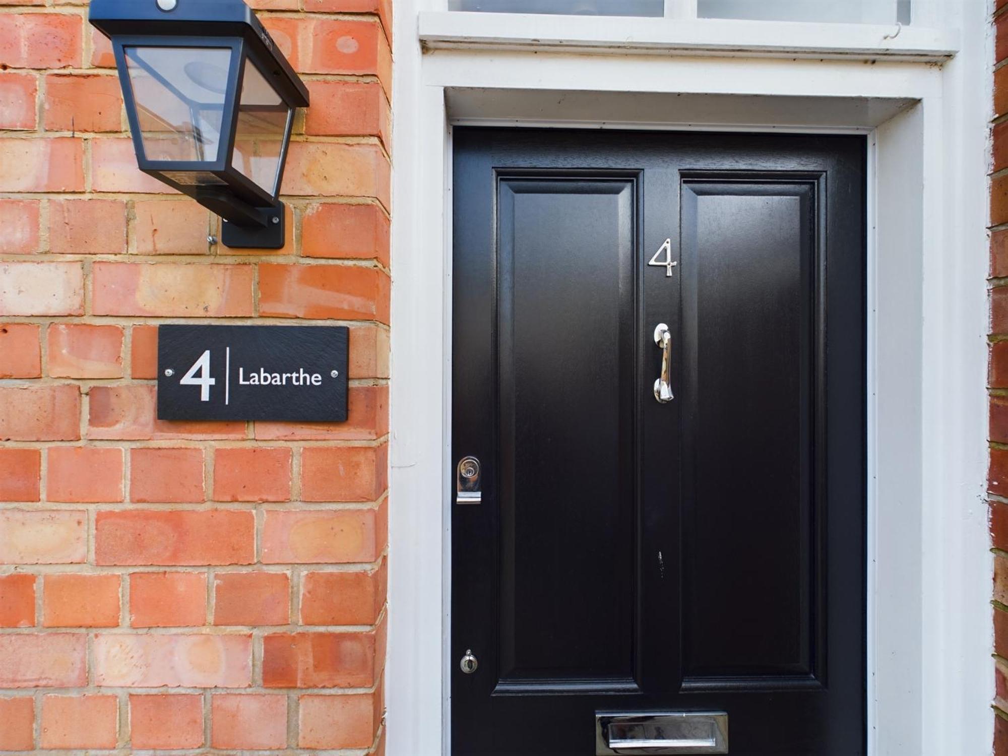 Luxury Town Centre 2-bed Chapel Conversion With Private Parking Holiday home Cheltenham