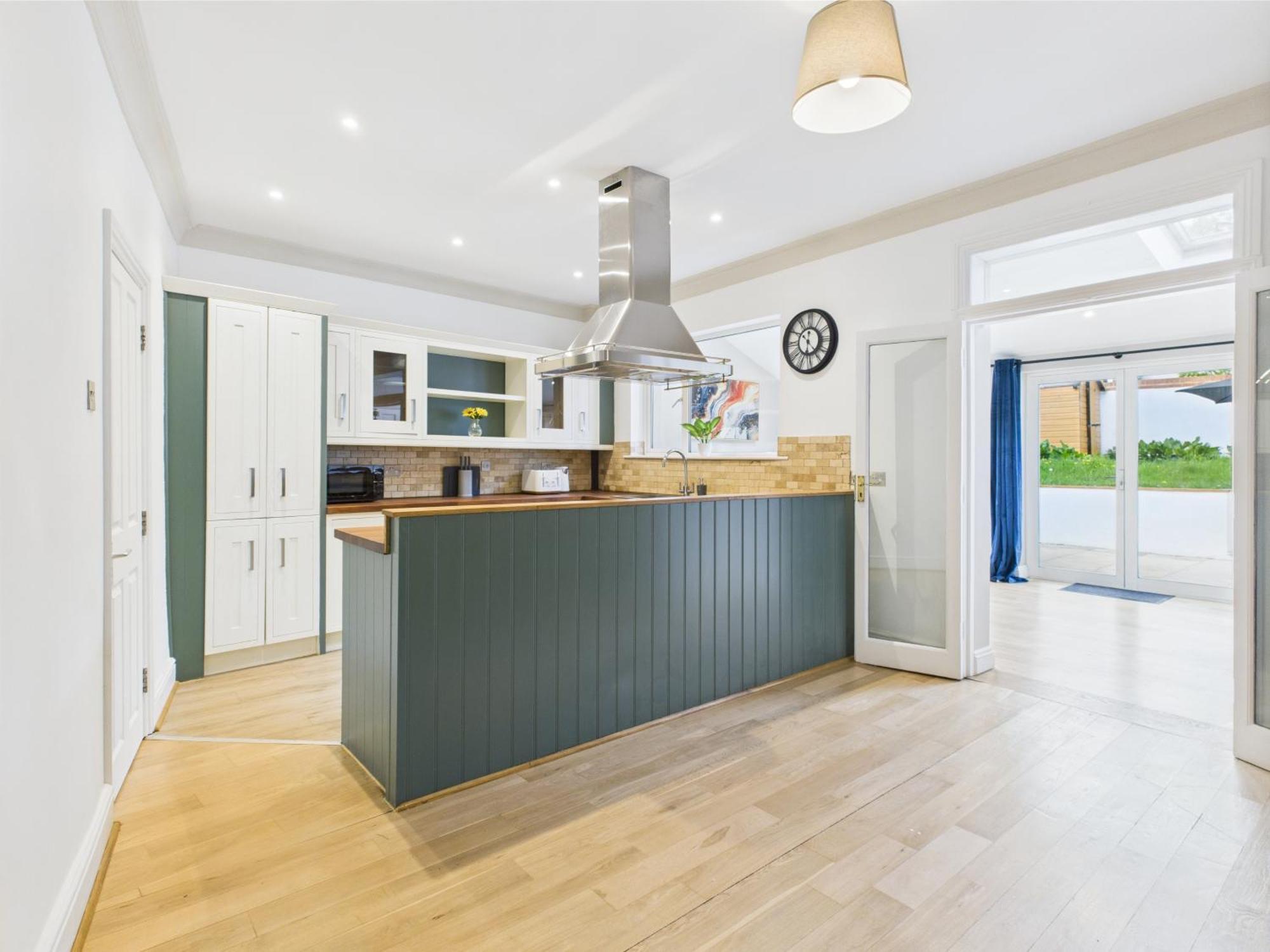 New Queens Road By Signature *
