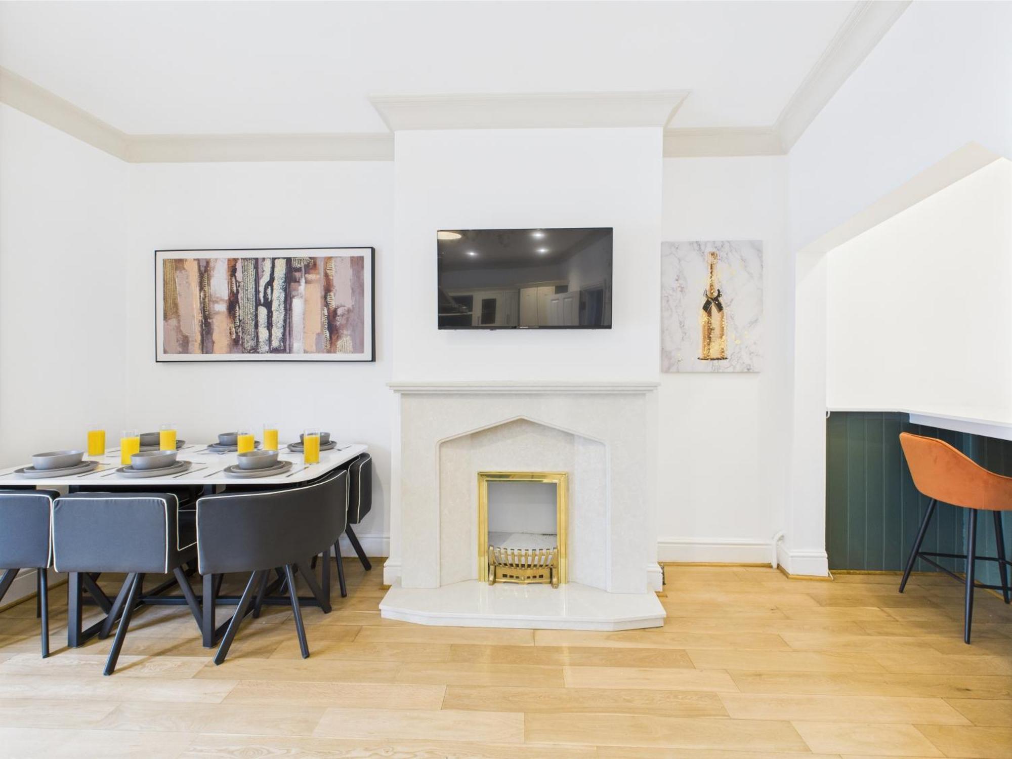 New Queens Road By Signature *