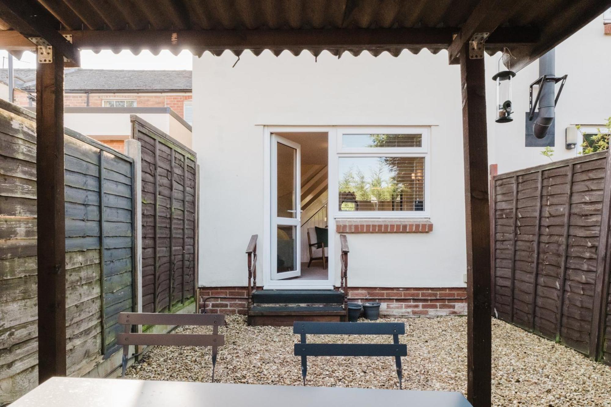 Corner House - Bright 2 Bed In Cheltenham Apartment *