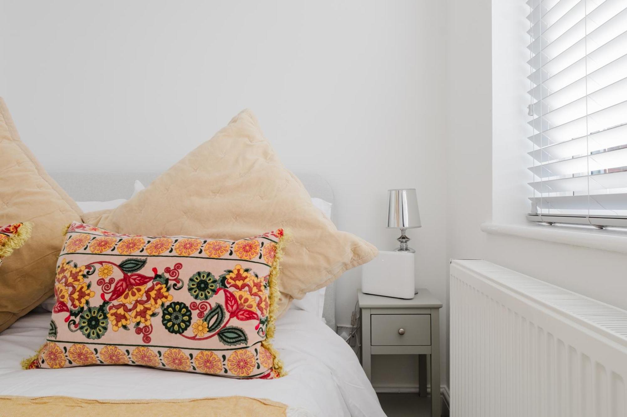 Corner House - Bright 2 Bed In Cheltenham Apartment *