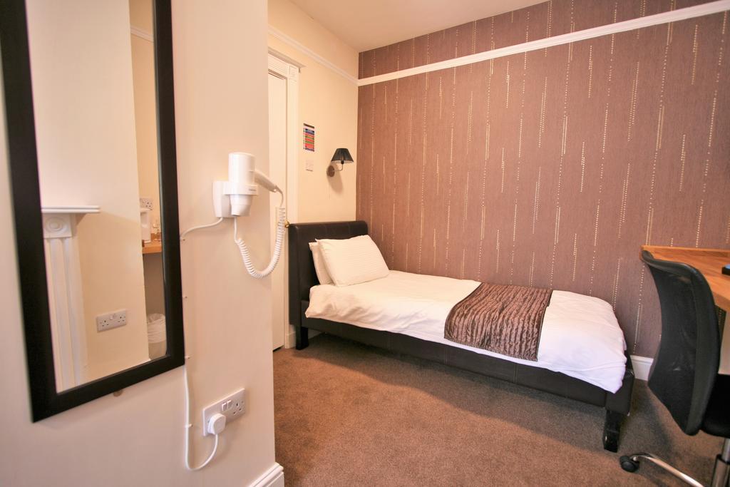 By Roomsbooked Hotel Cheltenham